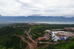 Kolam-Perendaman-Emas-Poboya-yang-menggunakan-bahan-Sianida-dan-Merkuri-tampak-latar-belakang-Kota-Palu-yang-bakal-terpapar-limbah-beracun