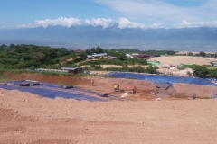 pekerja-sedang-membenahi-kolam-perendaman-untuk-pemurnian-bahan-emas-di-gunung-Poboya (4)