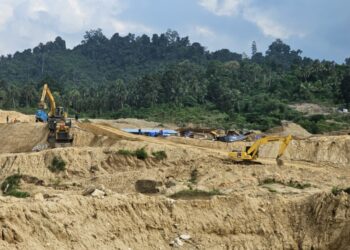 Alat berat tengah beroperasi di kawasan tambang Kayuboko. (Foto: Oppie)