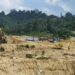 Alat berat tengah beroperasi di kawasan tambang Kayuboko. (Foto: Oppie)